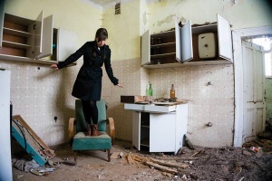 Surovi zapis fotografije, posnete s Sony Nex-6 in  objektivom 16&ndash;50 mm na širokem kotu, razkrije napake, ki so v zapisu JPG sicer programsko odpravljene (pozor na robove).