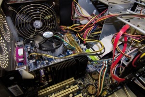 Testni računalnik - malce neurejena, vendar popolnoma delujoča gmota elektronike.