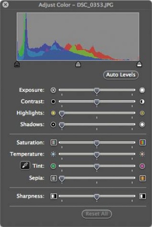 Tudi zapostavljeni program Preview ima nekaj osnovnih možnosti urejanja fotografij. Na sliki histogram izbrane fotografije in drsniki, s katerimi na hitro popravimo večje anomalije na njej.