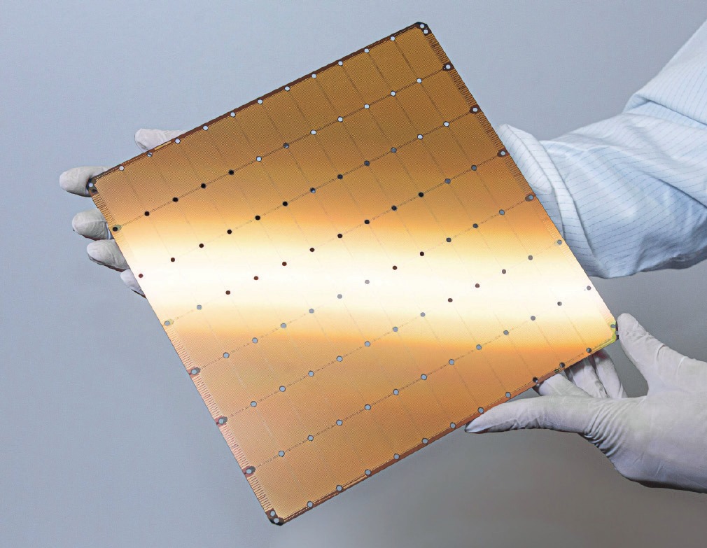 Pri Cerebrasu svojih orjaških čipov Wafer Scale Engine sicer ne oglašujejo kot nevromorfnih, toda njihova oblika je delno taka zaradi pomnilnika SRAM, ki je postavljen neposredno ob logična vezja.